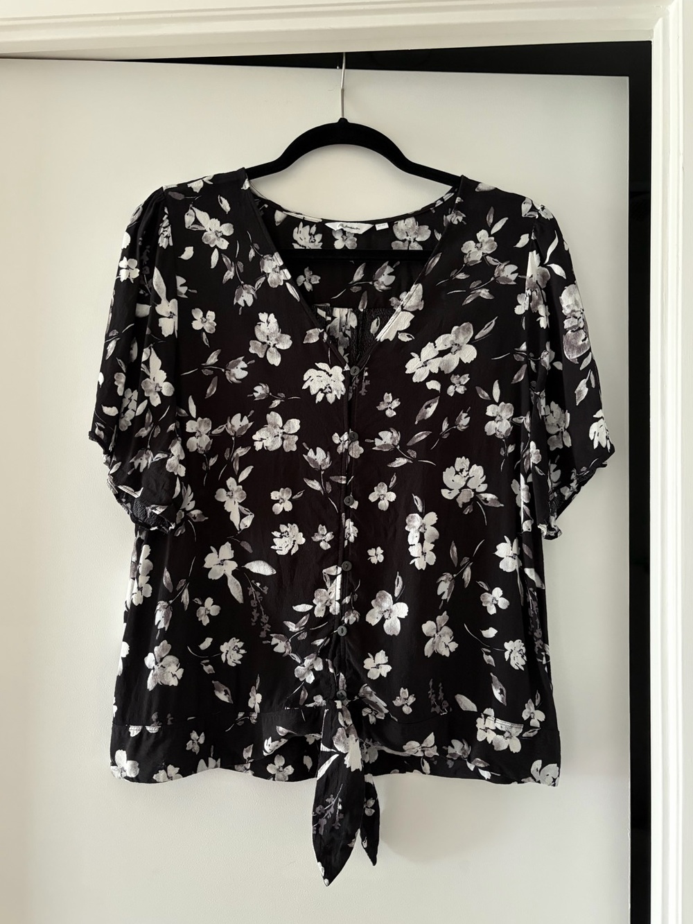 Reitmans Black and White Floral Tie-Hem Women’s Blouse (US XL)